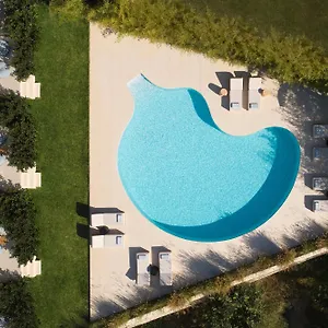 Hotel Poesia, Lakithra
